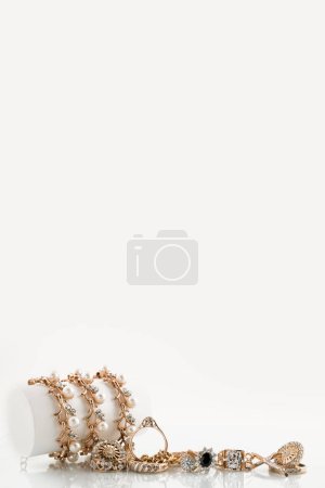 Foto de Oro joyas aisladas sobre el fondo blanco - Imagen libre de derechos