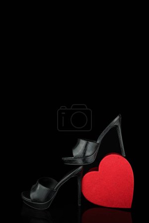 Foto de Zapatos de tacón alto sobre fondo negro - Imagen libre de derechos