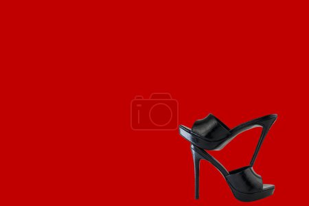 Foto de Zapatos de tacón alto sobre fondo rojo - Imagen libre de derechos