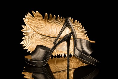 sexy, zapatos de tacón alto sobre fondo negro y oro