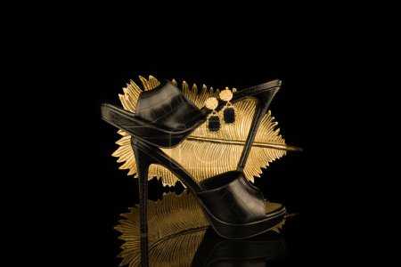 Foto de Sexy, zapatos de tacón alto sobre fondo negro y oro - Imagen libre de derechos
