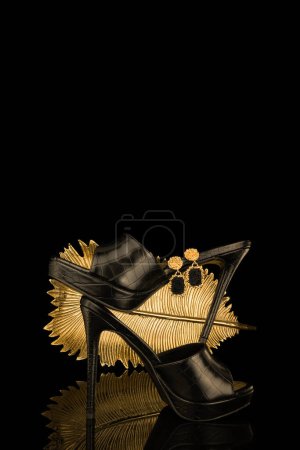 Foto de Sexy, zapatos de tacón alto sobre fondo negro y oro - Imagen libre de derechos