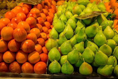 Téléchargez les photos : Vue rapprochée des poires sur le stand du marché - en image libre de droit