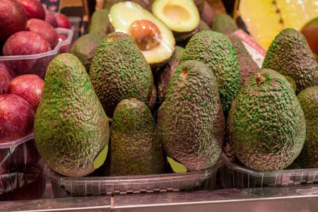 Téléchargez les photos : Groupe d'avacados verts dans le supermarché, fond Avacado, - en image libre de droit