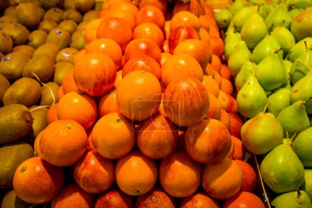 Téléchargez les photos : Cadre complet de mandarines dans des caisses en bois, prêt à la vente - en image libre de droit