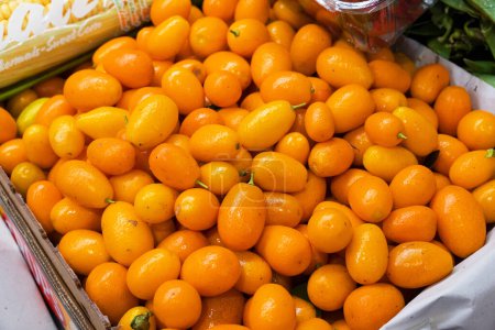 viele Kumquat-Früchte auf dem Markt
