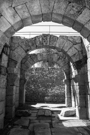 Foto de Vista en blanco y negro de la Capilla de San Sebastián, en Idanha-a-Velha, Portugal. Esta iglesia está en ruinas y los arcos se dejan en el aire. - Imagen libre de derechos