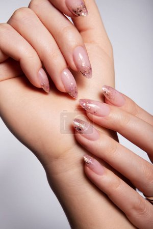 Téléchargez les photos : Beautiful white manicure with glitter. High-quality photo - en image libre de droit