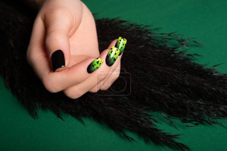 Foto de Female neat hand with short natural nails painted with green nail polish. Natural, cozy, elegant, modern look. High-quality photo - Imagen libre de derechos
