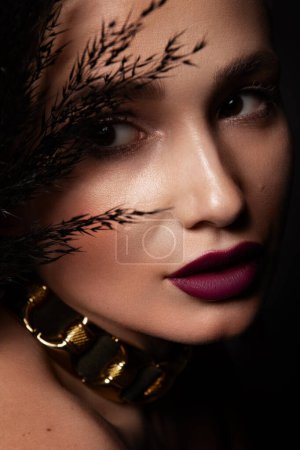 Téléchargez les photos : Gros plan portrait de belle femme avec maquillage lumineux et lèvres rouges - en image libre de droit