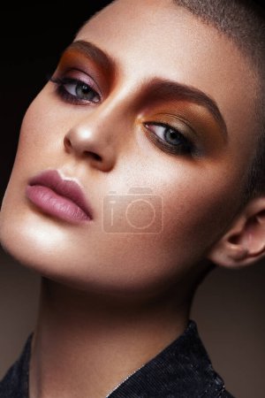 Téléchargez les photos : Magnifique portrait de femme en gros plan sur fond noir avec maquillage coloré. Photo de haute qualité - en image libre de droit