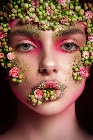 Foto de Hermosa joven romántica con flores en la cara. Inspiración de primavera y verano. Perfume, concepto de cosméticos. Foto de alta calidad - Imagen libre de derechos
