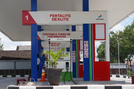 Foto de La gasolinera indonesia o indonesia la llamó SPBU (Stasiun Pengisian Bahan Bakar Umum) o Pom Bensin - Imagen libre de derechos