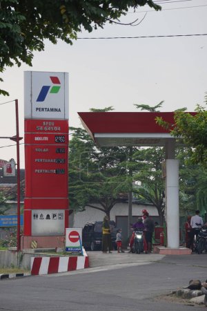 Foto de La gasolinera indonesia o indonesia la llamó SPBU (Stasiun Pengisian Bahan Bakar Umum) o Pom Bensin - Imagen libre de derechos