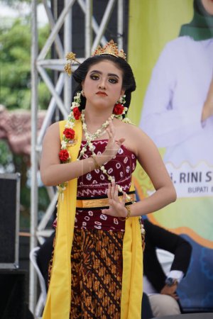 Foto de Blitar, Java Oriental, Indonesia - 5 de abril de 2022: Javanese realiza danza tradicional indonesia - Imagen libre de derechos