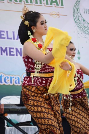 Foto de Blitar, Java Oriental, Indonesia - 5 de abril de 2022: Javanese realiza danza tradicional indonesia - Imagen libre de derechos