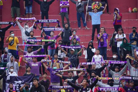 Foto de Los partidarios de Persik Kediri. Persik es uno de los clubes de fútbol de Indonesia. - Imagen libre de derechos