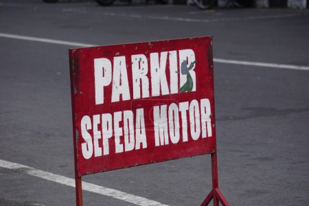 Foto de Señal roja de aparcamiento en la calle. Parkir sepeda motor significa lugar para el parque de motocicletas - Imagen libre de derechos