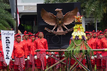 Foto de Indonesian bring national symbol, garuda pancasila - Imagen libre de derechos