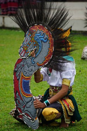 Téléchargez les photos : Indonesian perform traditional dance on grebeg pancasila. Grebeg pancasila held to celebrate pancasila day - en image libre de droit