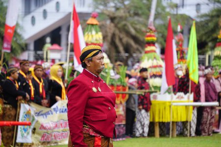 Téléchargez les photos : Indonesian with javanese traditional costume on grebeg pancasila. Grebeg pancasila held to celebrate pancasila day - en image libre de droit
