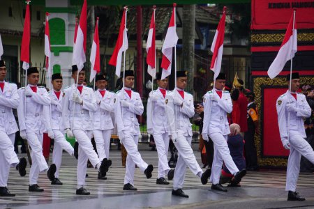 Téléchargez les photos : Paskibraka (leveur de drapeau indonésien) avec drapeau national pendant grebeg pancasila - en image libre de droit