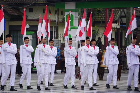 Foto de Paskibraka (izamiento de la bandera de Indonesia) con bandera nacional durante la pancasila grebeg - Imagen libre de derechos