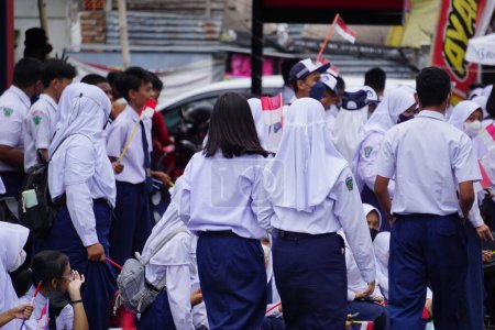 Téléchargez les photos : Indonesian Junior High School students celebrate grebeg pancasila - en image libre de droit
