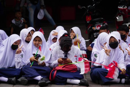 Téléchargez les photos : Indonesian Junior High School students celebrate grebeg pancasila - en image libre de droit