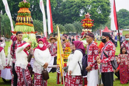 Téléchargez les photos : The celebration of grebeg Pancasila. Grebeg Pancasila is held to celebrate Pancasila day - en image libre de droit