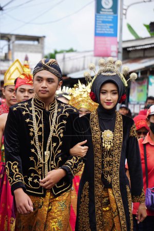 Foto de Indonesian with traditional wedding costumes at a celebration of grebeg pancasila. Grebeg Pancasila is held to celebrate Pancasila day - Imagen libre de derechos