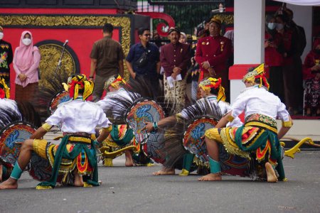 Foto de Indonesian perform traditional dance on grebeg pancasila. Grebeg pancasila held to celebrate pancasila day - Imagen libre de derechos