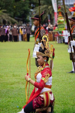 Téléchargez les photos : Indonesian with ancient Javanese soldier cloth on grebeg Pancasila ceremony - en image libre de droit