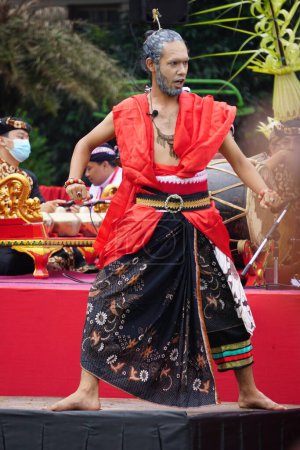 Foto de Indonesian perform traditional art on grebeg pancasila. Grebeg pancasila held to celebrate pancasila day - Imagen libre de derechos