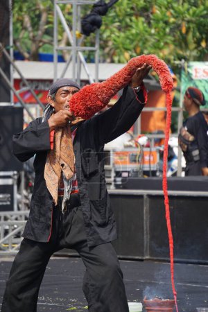 Foto de Indonesian do rituals before performing Jaranan dance (kuda lumping, kuda kepang) dance to celebrate bulan bung karno - Imagen libre de derechos