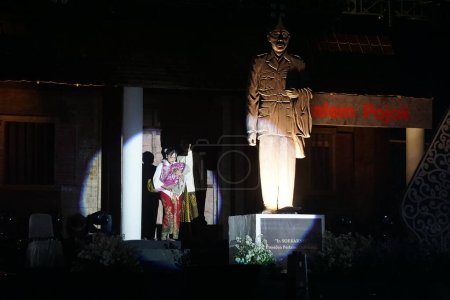 Téléchargez les photos : Situs ndalem pojok theater. Ce théâtre raconte la vie de Soekarno (premier président indonésien) de l'enfance à l'âge adulte - en image libre de droit