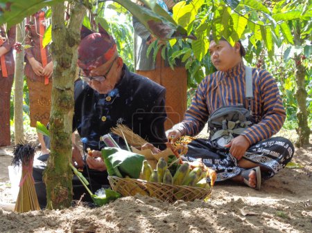 Foto de El anciano hace un ritual para manten kopi (matrimonio de café). El matrimonio del café es la ceremonia para cosechar café - Imagen libre de derechos