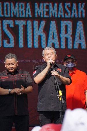 Foto de El regente de Kediri Hanindhito Himawan Pramana (Mas Dhito) y Kusnadi (PDI-P Político) En Mustikarasa (Festival de Cocina) para celebrar Bulan Bung Karno - Imagen libre de derechos