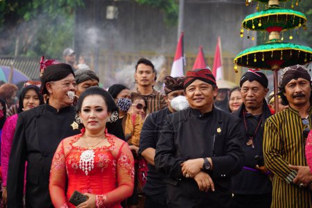 Foto de Indonesio con tela tradicional de Java en tumpeng agung umpak paca carnaval kambang. Es hinduismo ceremonia tradicional - Imagen libre de derechos
