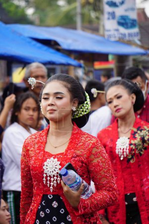 Téléchargez les photos : Indonésien avec tissu traditionnel javanais sur tumpeng agung umpak bale kambang carnaval. C'est cérémonie traditionnelle hindouisme - en image libre de droit