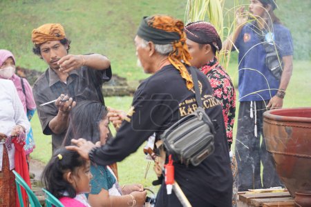 Téléchargez les photos : Procession de Ruwatan. Ruwatan est l'une des cérémonies dans la culture javanaise qui vise à se débarrasser du mal ou sauver quelque chose d'une perturbation. - en image libre de droit