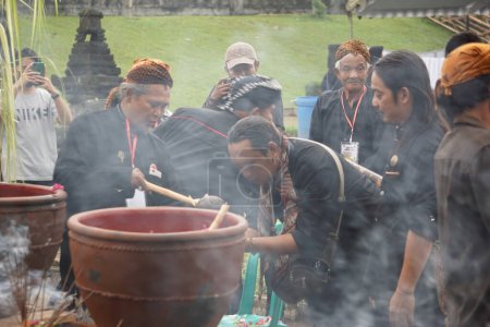 Téléchargez les photos : Procession de Ruwatan. Ruwatan est l'une des cérémonies dans la culture javanaise qui vise à se débarrasser du mal ou sauver quelque chose d'une perturbation. - en image libre de droit