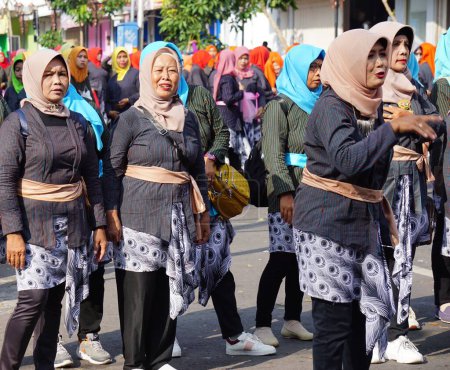 Téléchargez les photos : Un groupe de femmes indonésiennes avec des vêtements traditionnels. - en image libre de droit
