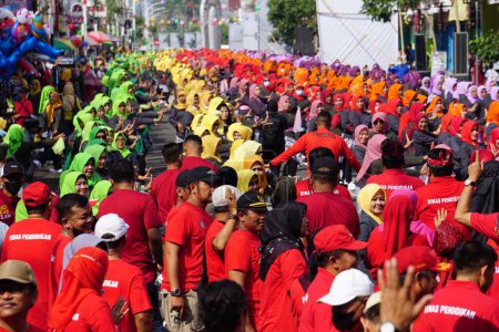 Téléchargez les photos : Indonésien faire un flash mob danse traditionnelle pour célébrer la journée nationale de l'éducation - en image libre de droit