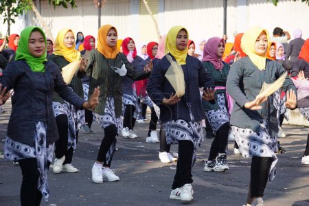 Téléchargez les photos : Indonésien faire un flash mob danse traditionnelle pour célébrer la journée nationale de l'éducation - en image libre de droit