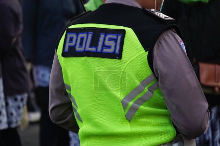 Téléchargez les photos : L'officier de police indonésien en uniforme - en image libre de droit