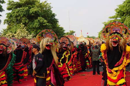 Téléchargez les photos : Javanais 77 carnaval barongan (kirab 77 barongan) à Xoang lima gumul - en image libre de droit