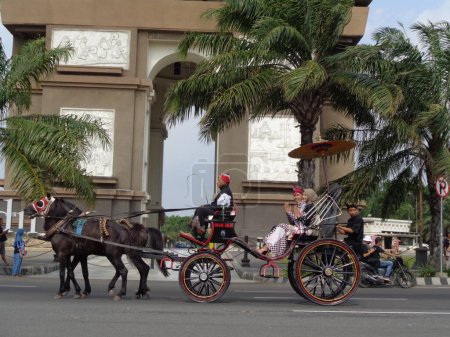 Photo pour Inu kirana (ambassadeur du tourisme de Kediri) sur la calèche à cheval pour célébrer la fête indonésienne de l'indépendance - image libre de droit