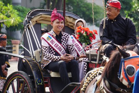 Téléchargez les photos : Inu kirana (ambassadeur du tourisme de Kediri) sur la calèche à cheval pour célébrer la fête indonésienne de l'indépendance - en image libre de droit