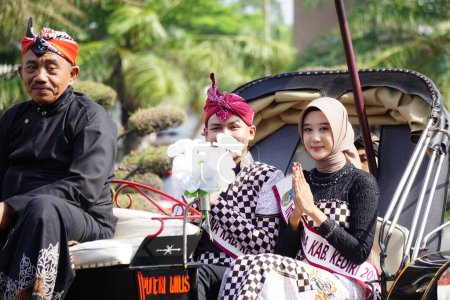 Photo pour Inu kirana (ambassadeur du tourisme de Kediri) sur la calèche à cheval pour célébrer la fête indonésienne de l'indépendance - image libre de droit